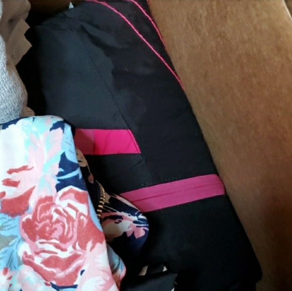 SOLD Mystery box - 4 dress (1 belt) & 1  jacket - Picture 2 of 2